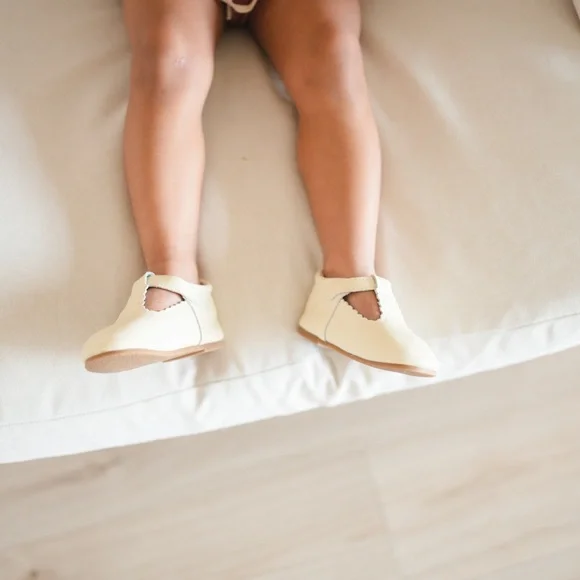 Riley T-Straps - Scalloped - Pale Yellow - Picture 9 of 15